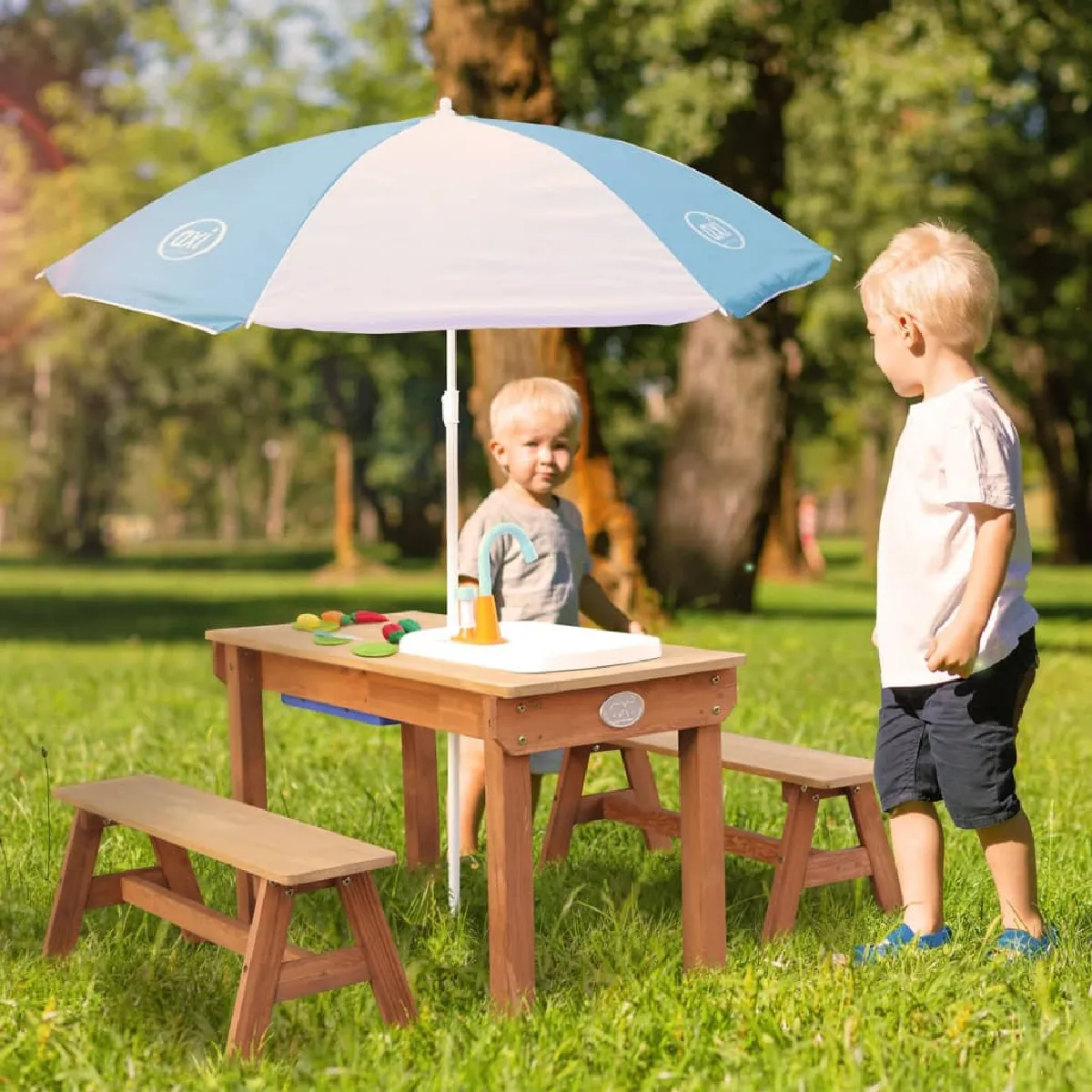 AXI Dennis Table Sable et Eau en Bois Marron   Table d'eau avec couvercle, boîtes de rangement, parasol & jeu évier de cuisine   Table de Jeu Enfant à Eau pour le jardin