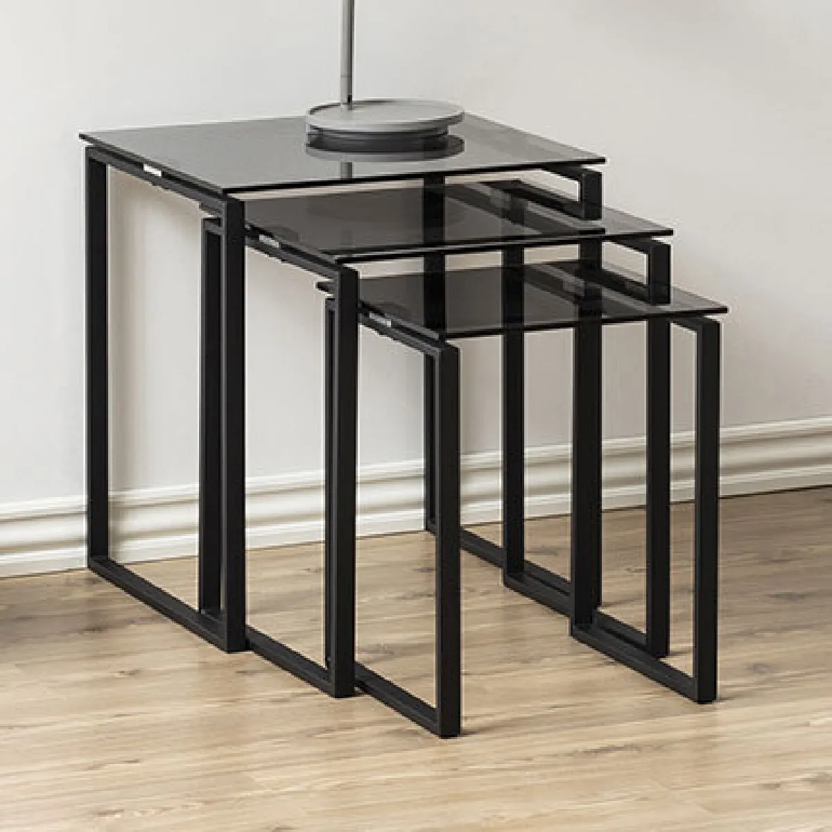 Lot de 3 tables gigognes en en verre fumé et métal noir - ODELYA