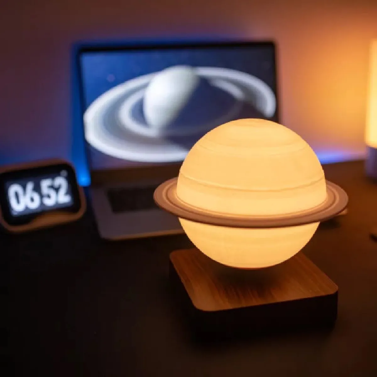 Globe SATURNE 3D en lévitation base bois clair ASTROFLIGHT