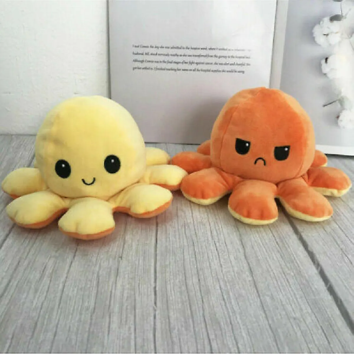 La pieuvre en peluche est réversible, mignonne et retournée, jouets doux, cadeaux, jouets heureux et tristes (jaune et orange).