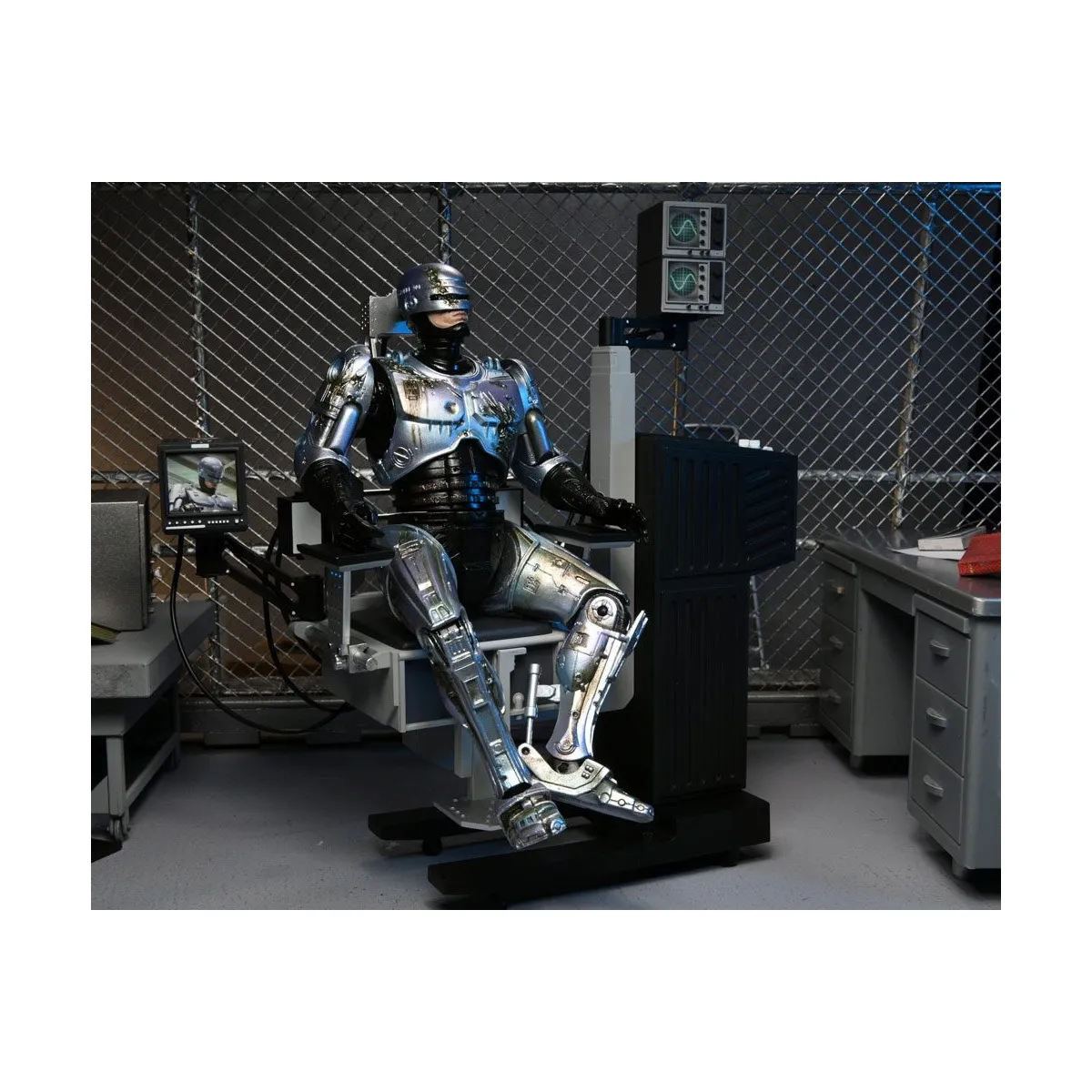 Robocop - Figurine Ultimate Battle Damaged Robocop sur sa chaise 18 cm