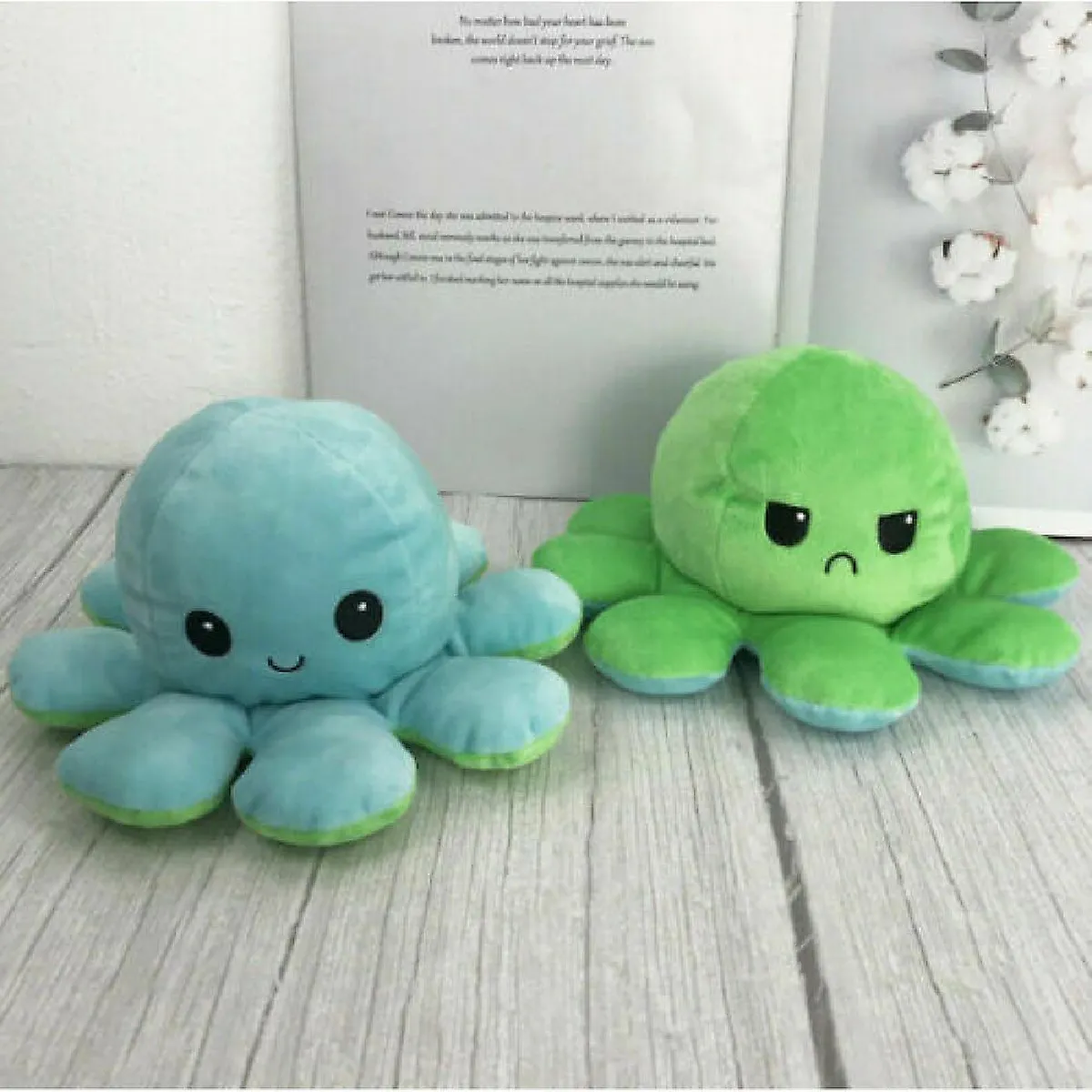 La pieuvre en peluche est réversible et mignonne. Jouets doux d'humeur. Cadeaux.