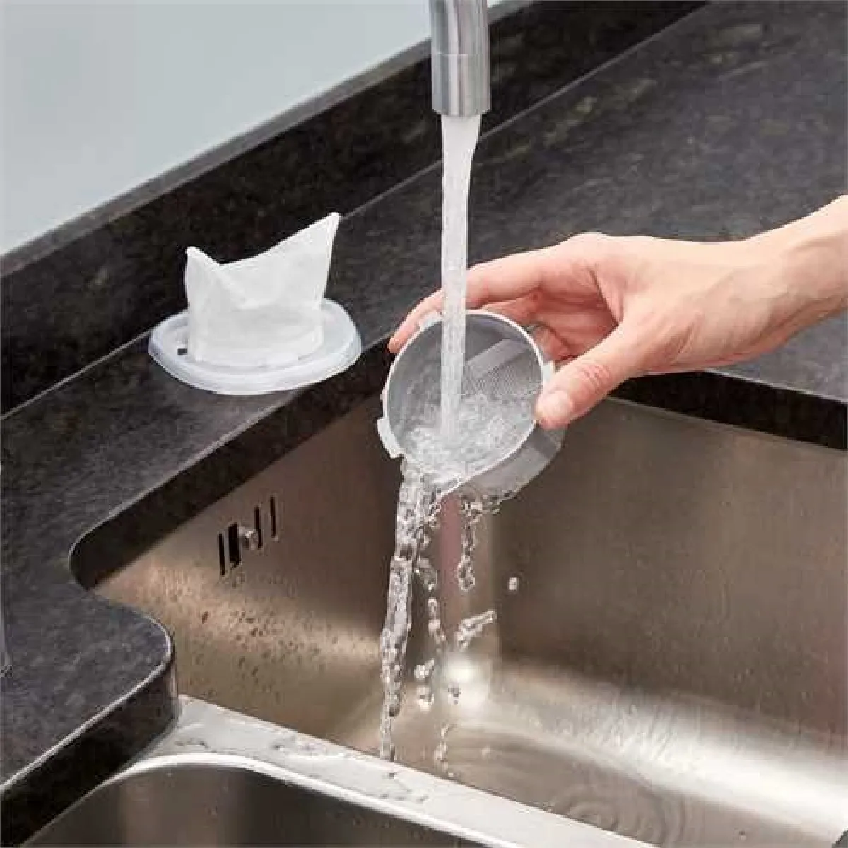 +DECKER Aspirateur de Table à Main Sans Fil DUSTBUSTER Rechargeable Mini Aspi Compact 3 6V Autonomie 15 min Batterie Lithium ion Capacité 385 ml Cobalt NVC115WA QW