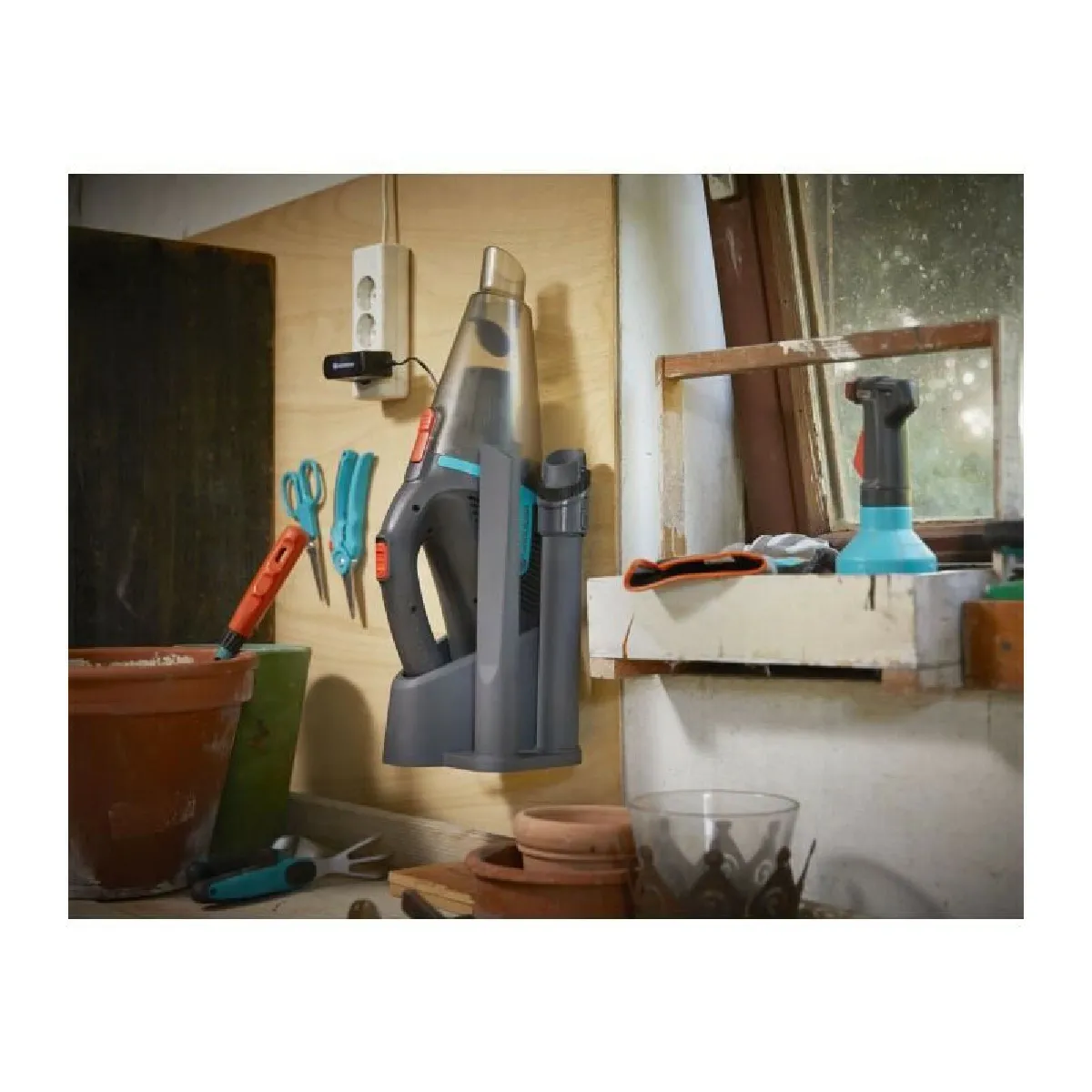 Aspirateur à main à batterie GARDENA EasyClean Li Station de charge murale 18V Livré avec batterie 2 6 Ah + chargeur