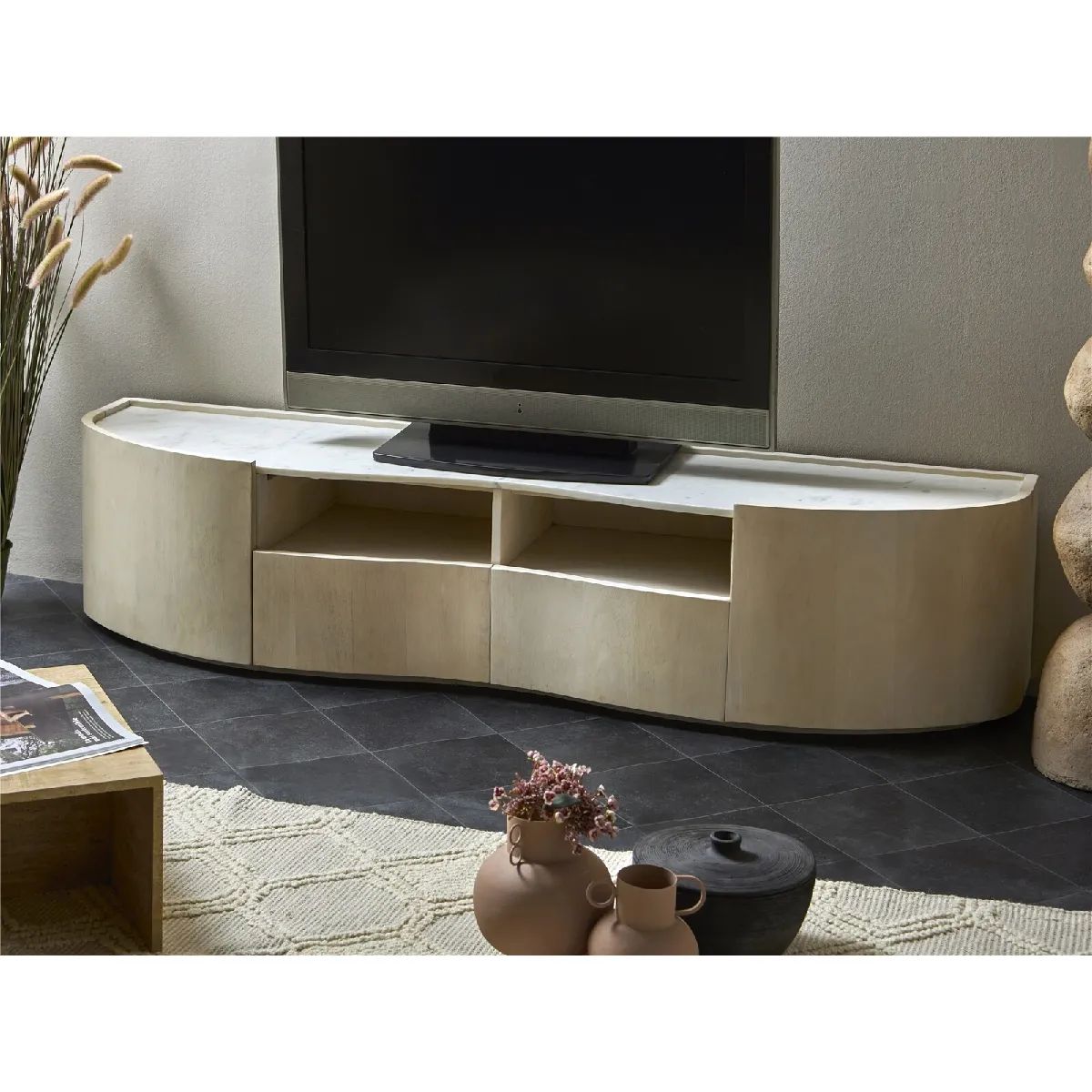 Meuble TV 2C. Ishaq, modèle arrondi en manguier avec plateau en marbre, 180 x 40 x 40 cm.
