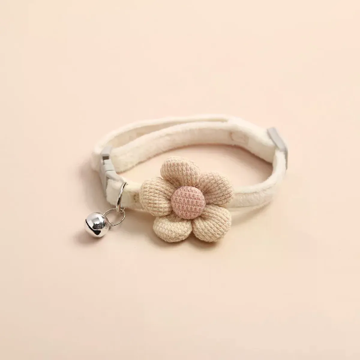 Comparer les prix de Joli collier pour chat réglable style dessin animé doux en peluche florale avec clochette pour petits chiens, fournitures pour animaux de compagnie~01677
