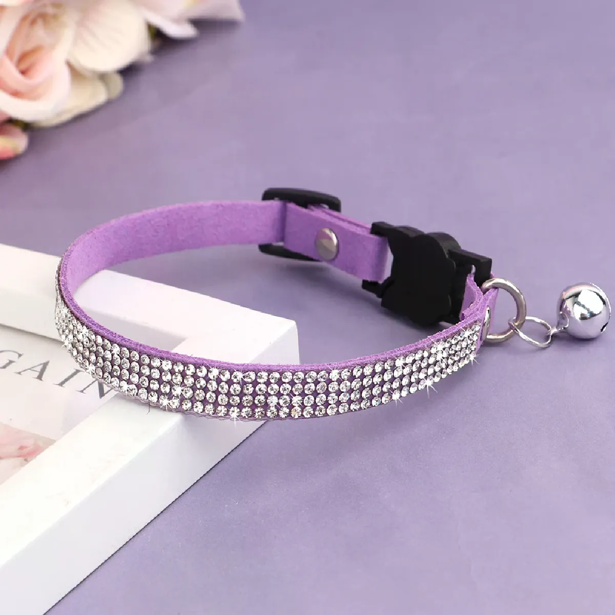 Collier pour chat en daim souple avec strass et clochette, réglable, de sécurité, taille XS/S, rose~00045