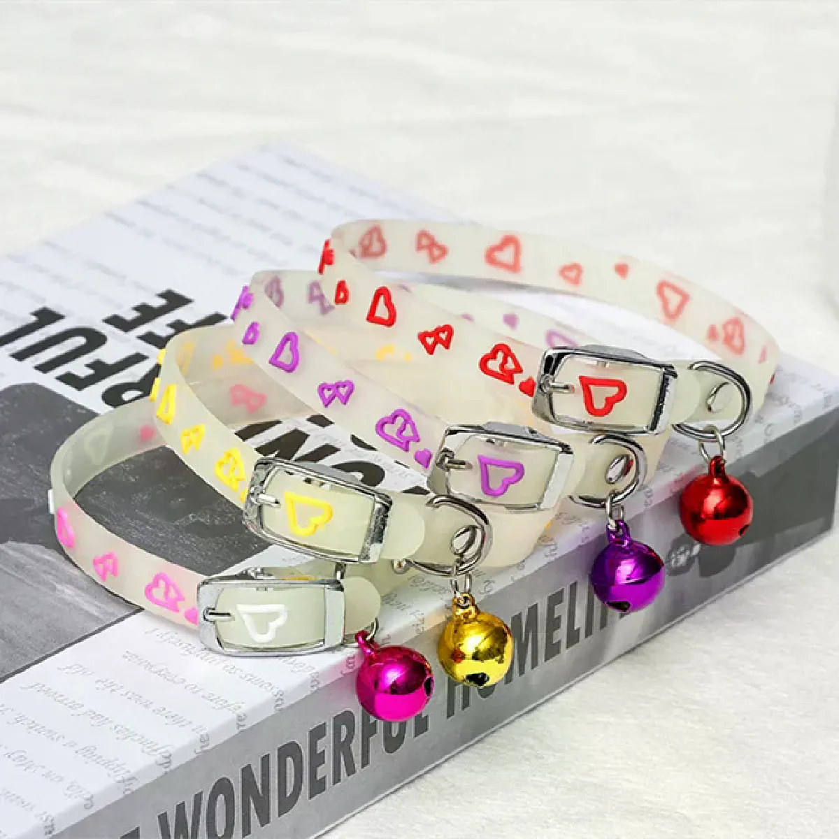 Comparer les prix de 1 collier pour chat avec cloches lumineuses, brille dans la nuit, laisse pour animal de compagnie, collier lumineux pour chien, anneau de cou, accessoires pour animaux de compagnie, couleur aléatoire~01089