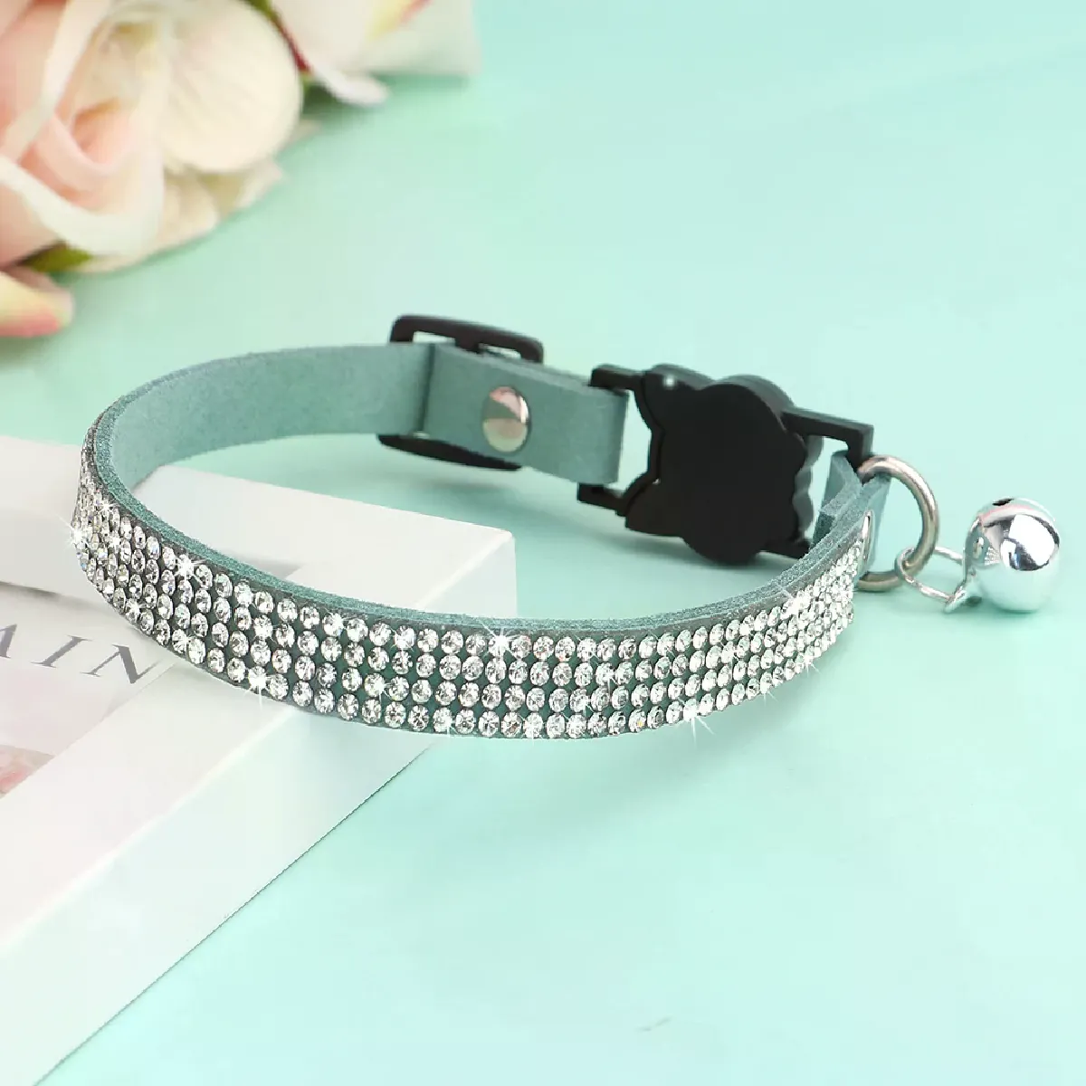 Meilleurs prix pour Collier pour chat en daim souple avec strass et clochette, réglable, de sécurité, taille XS/S, rose~00624