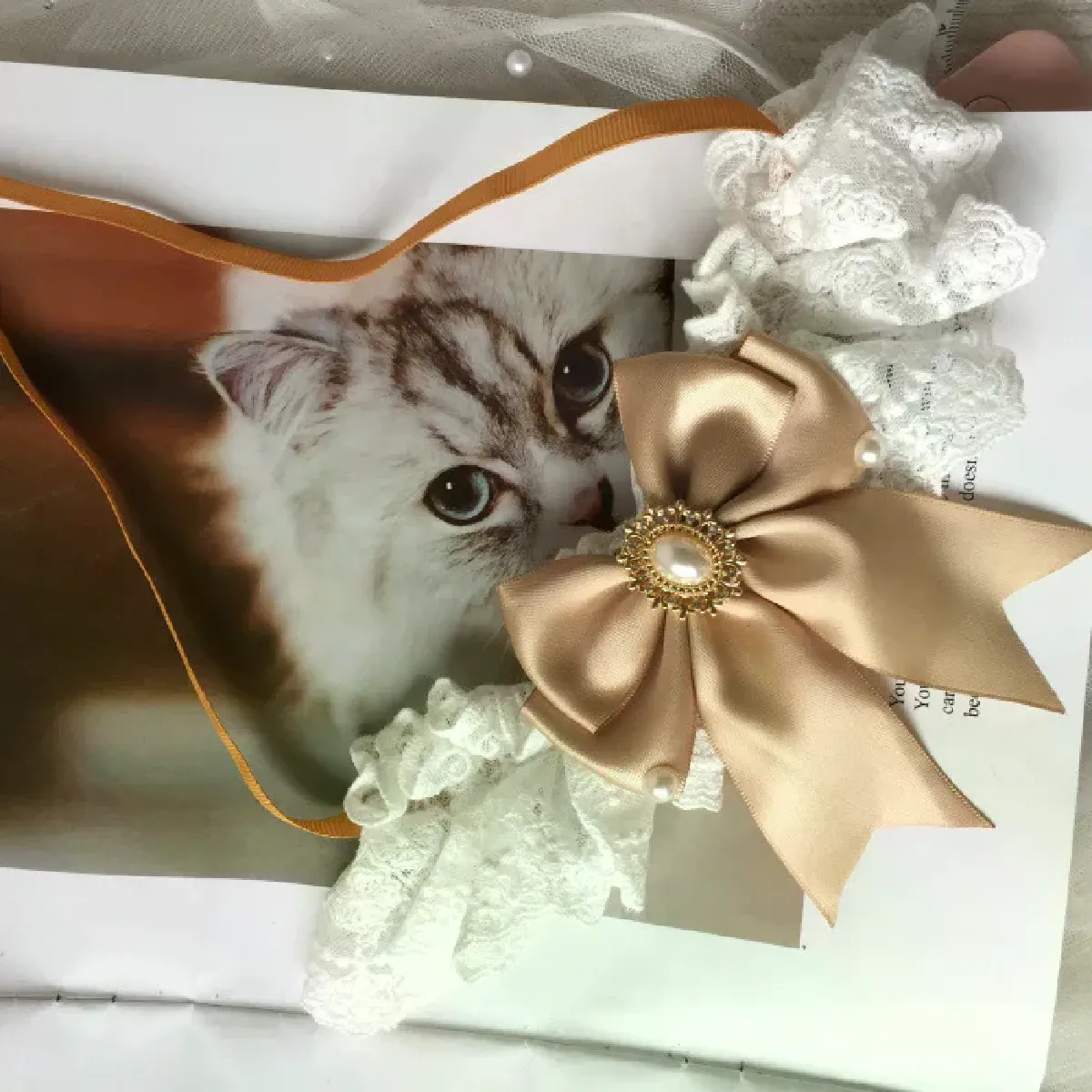 Comparer les prix de Collier avec pendentif en ruban et nœud papillon en soie orné de perles et de bijoux pour mariage, accessoire en satin pour chaton~01210