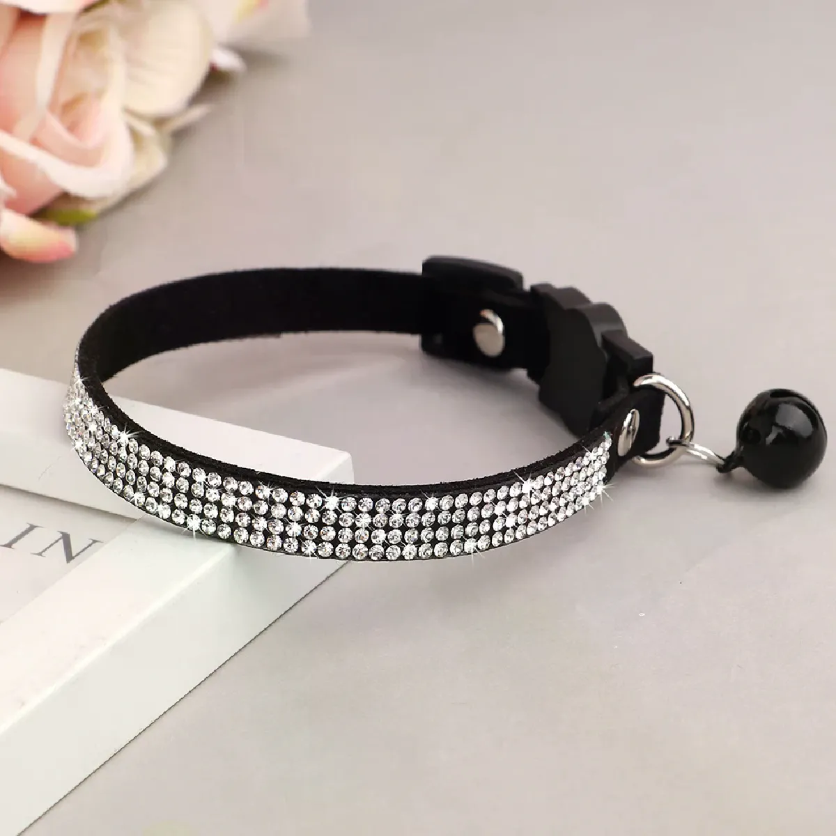 Collier pour chat en daim souple avec strass et clochette, réglable, de sécurité, taille XS/S, rose~00626