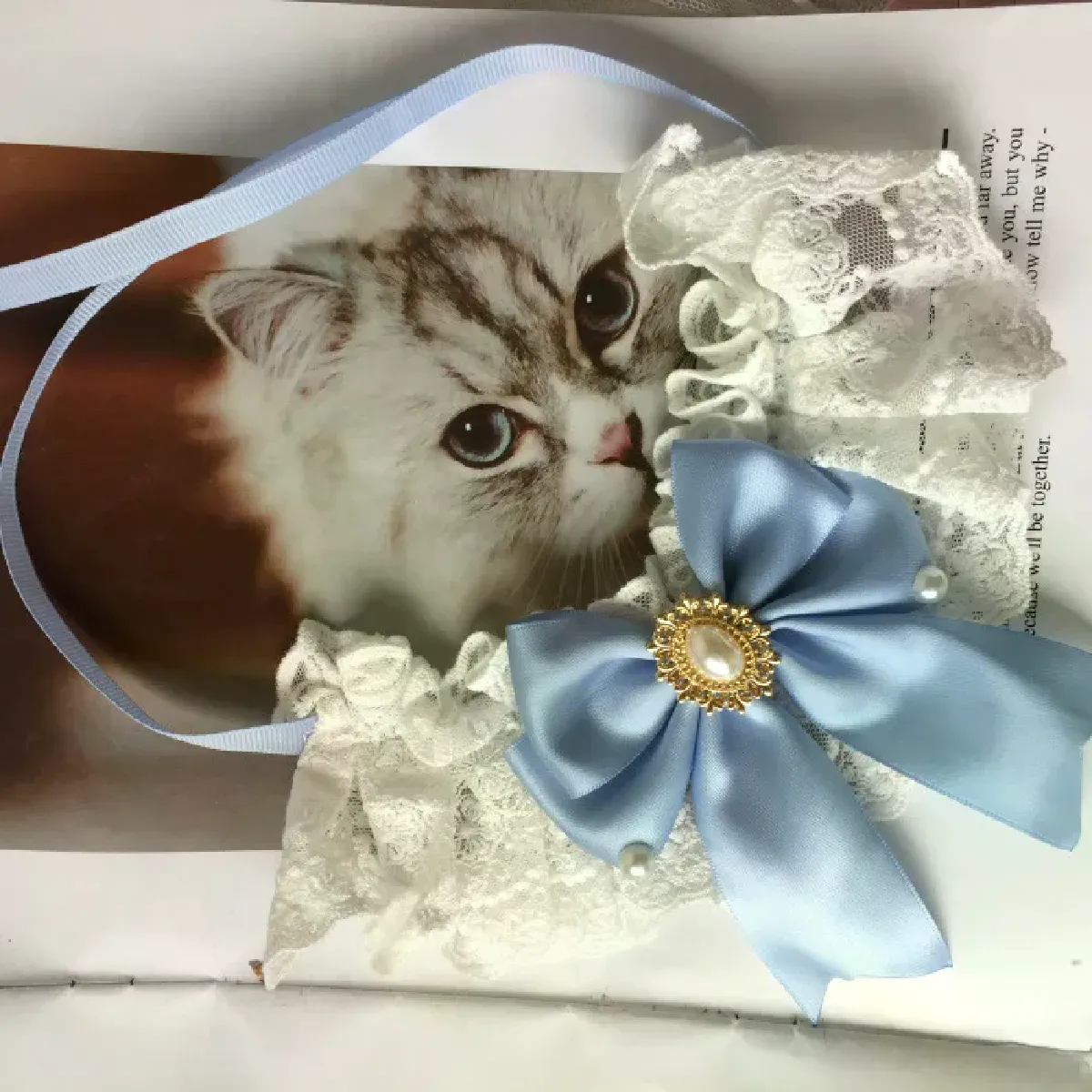 Meilleurs prix pour Collier avec pendentif en ruban et nœud papillon en soie orné de perles et de bijoux pour mariage, accessoire en satin pour chaton~01215