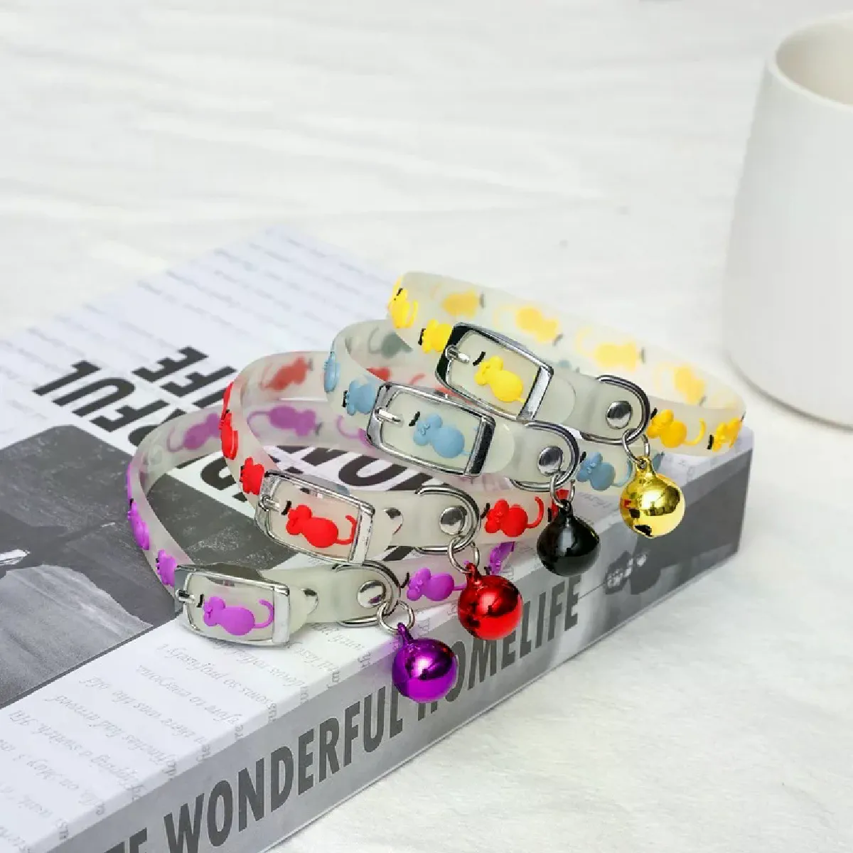 1 collier pour chat avec cloches lumineuses, brille dans la nuit, laisse pour animal de compagnie, collier lumineux pour chien, anneau de cou, accessoires pour animaux de compagnie, couleur aléatoire~01092