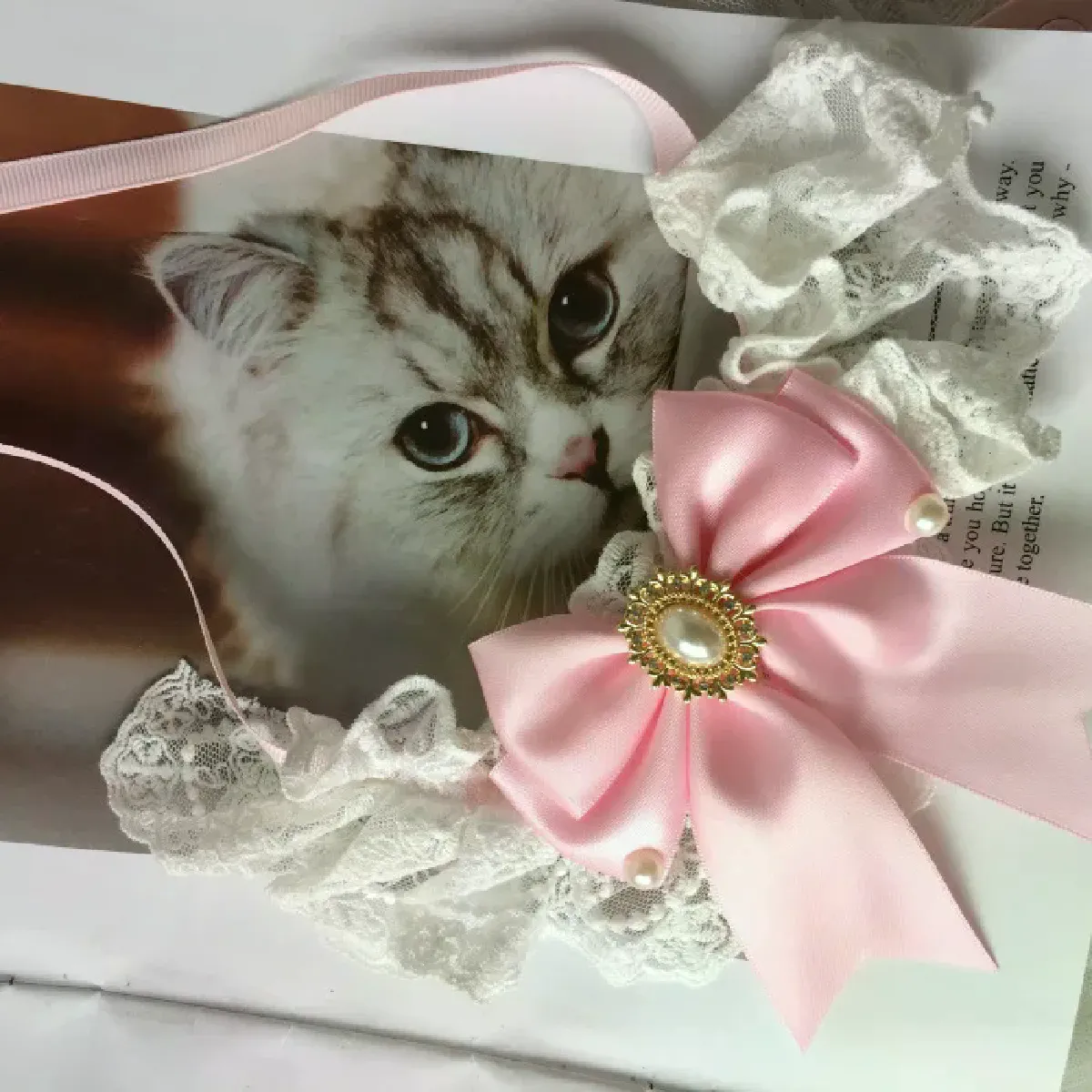 Meilleurs prix pour Collier avec pendentif en ruban et nœud papillon en soie orné de perles et de bijoux pour mariage, accessoire en satin pour chaton~00841