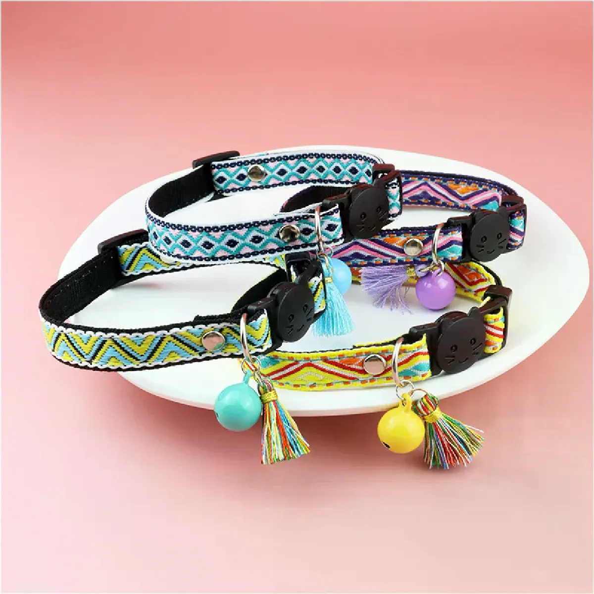 Comparer les prix de Collier pour chat réglable avec franges et cloches, collier pour animaux de compagnie décoré de carreaux colorés, motif jacquard, colliers pour chat, fournitures pour chiens~01763