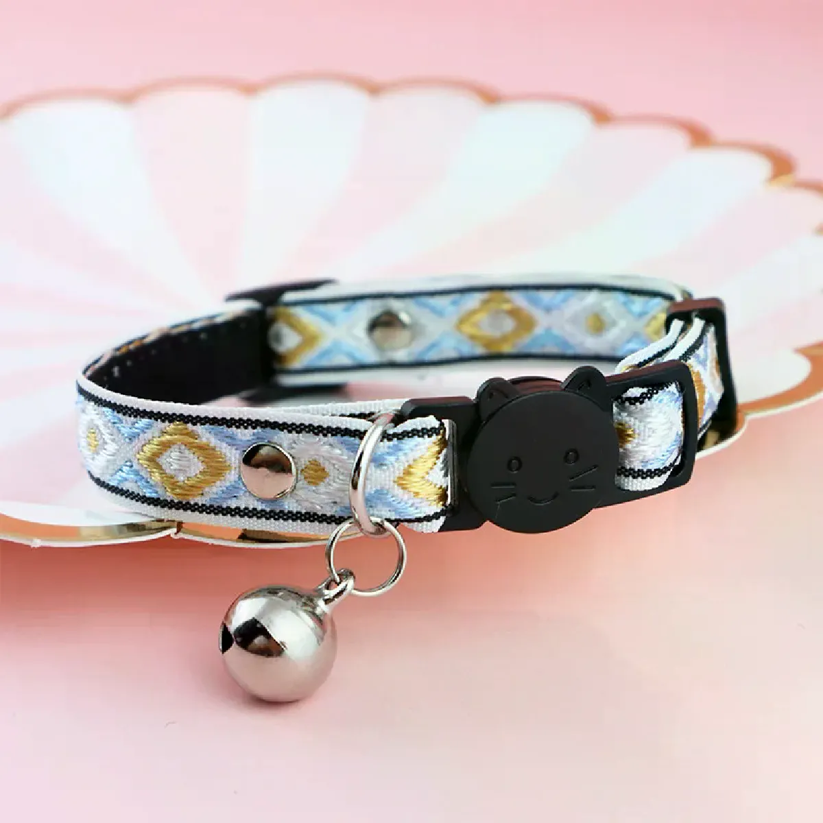 Comparer les prix de Collier pour chat réglable avec franges et cloches, collier pour animaux de compagnie décoré de carreaux colorés, motif jacquard, colliers pour chat, fournitures pour chiens~01750