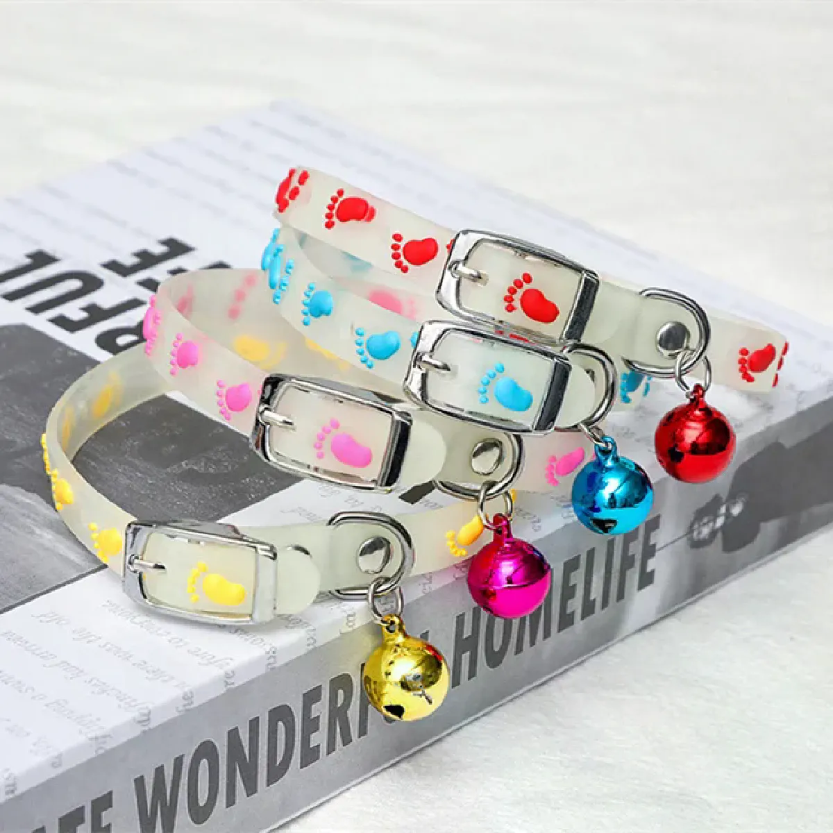 1 collier pour chat avec cloches lumineuses, brille dans la nuit, laisse pour animal de compagnie, collier lumineux pour chien, anneau de cou, accessoires pour animaux de compagnie, couleur aléatoire~01088