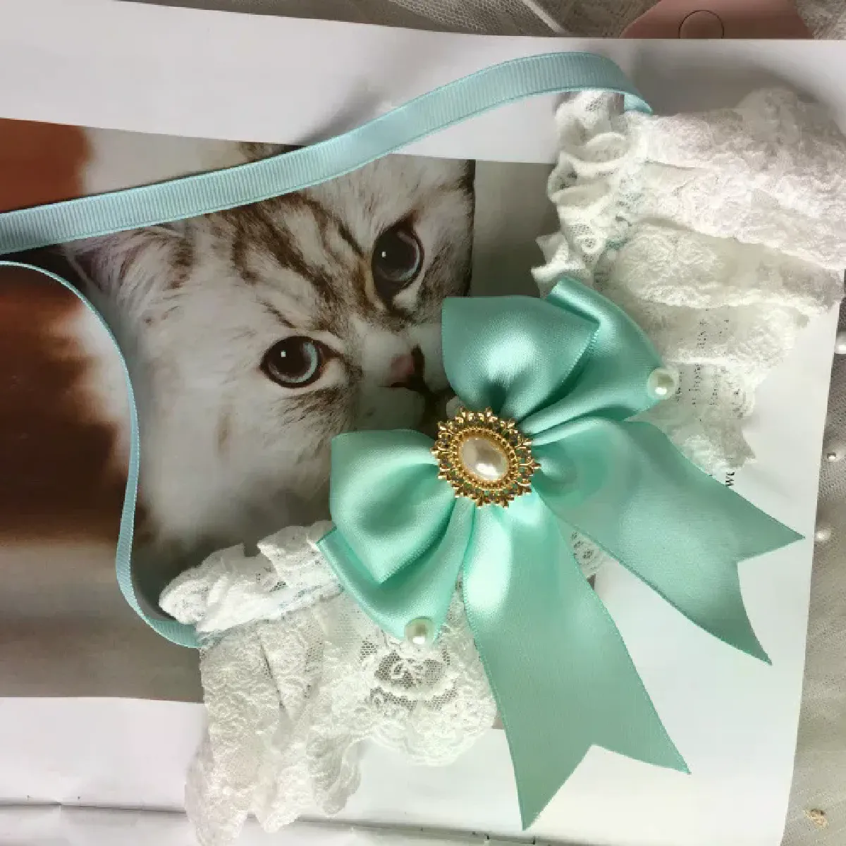 Collier avec pendentif en ruban et nœud papillon en soie orné de perles et de bijoux pour mariage, accessoire en satin pour chaton~01214