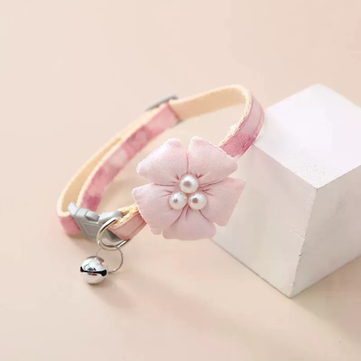 Collier pour chat réglable avec nœud papillon et bouton de sécurité floral, accessoire pour animaux de compagnie, cadeau pour chiot et chat~00596