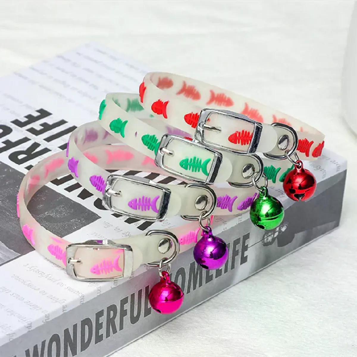 1 collier pour chat avec cloches lumineuses, brille dans la nuit, laisse pour animal de compagnie, collier lumineux pour chien, anneau de cou, accessoires pour animaux de compagnie, couleur aléatoire~01090