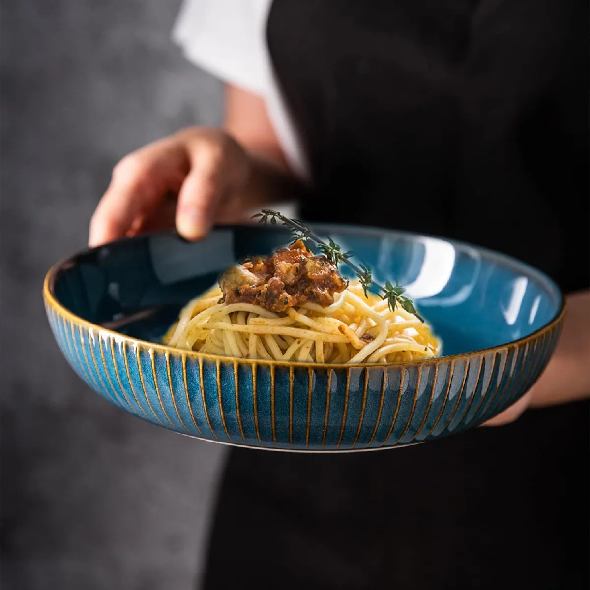 Assiette creuse en céramique bleue avec lignes dorées