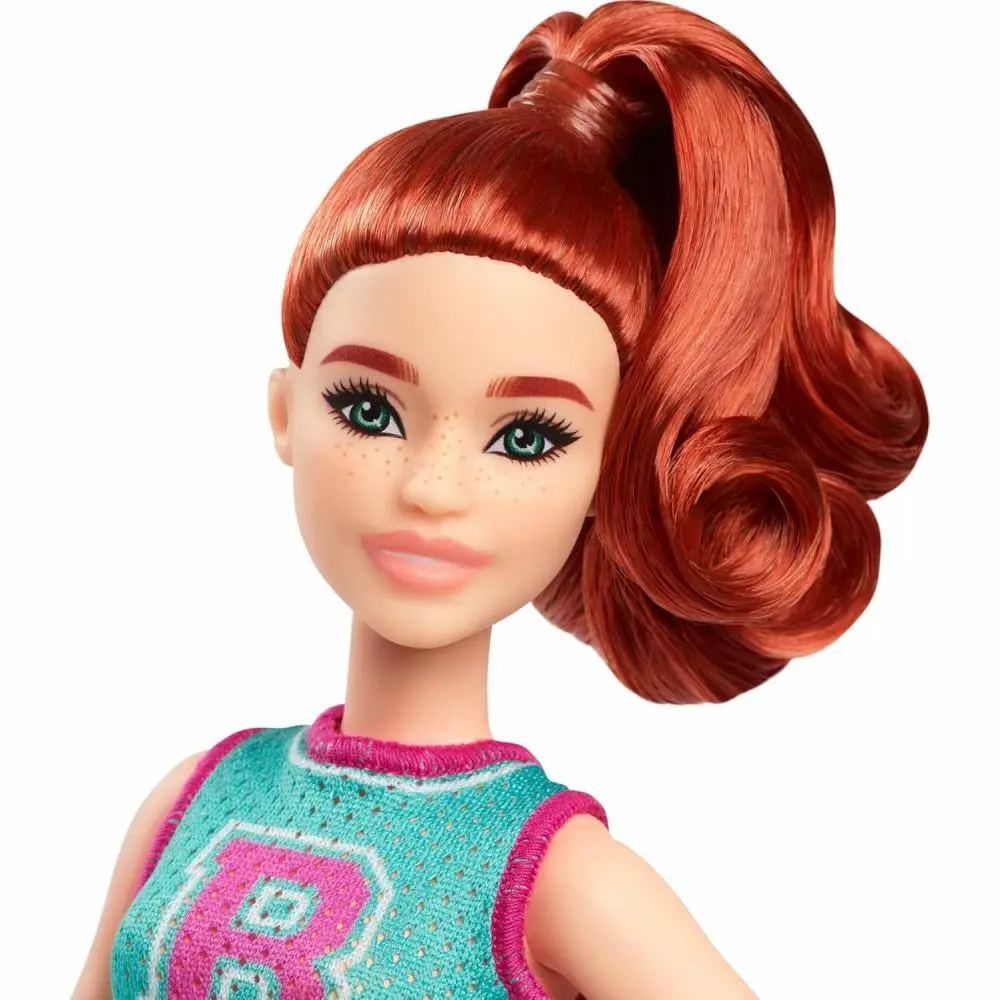 Barbie Fashionistas Poupée Barbie avec cheveux roux portant un haut de sport avec ’inscription « B » et une jupe plissée avec montre et baskets HYT90 - vue 2