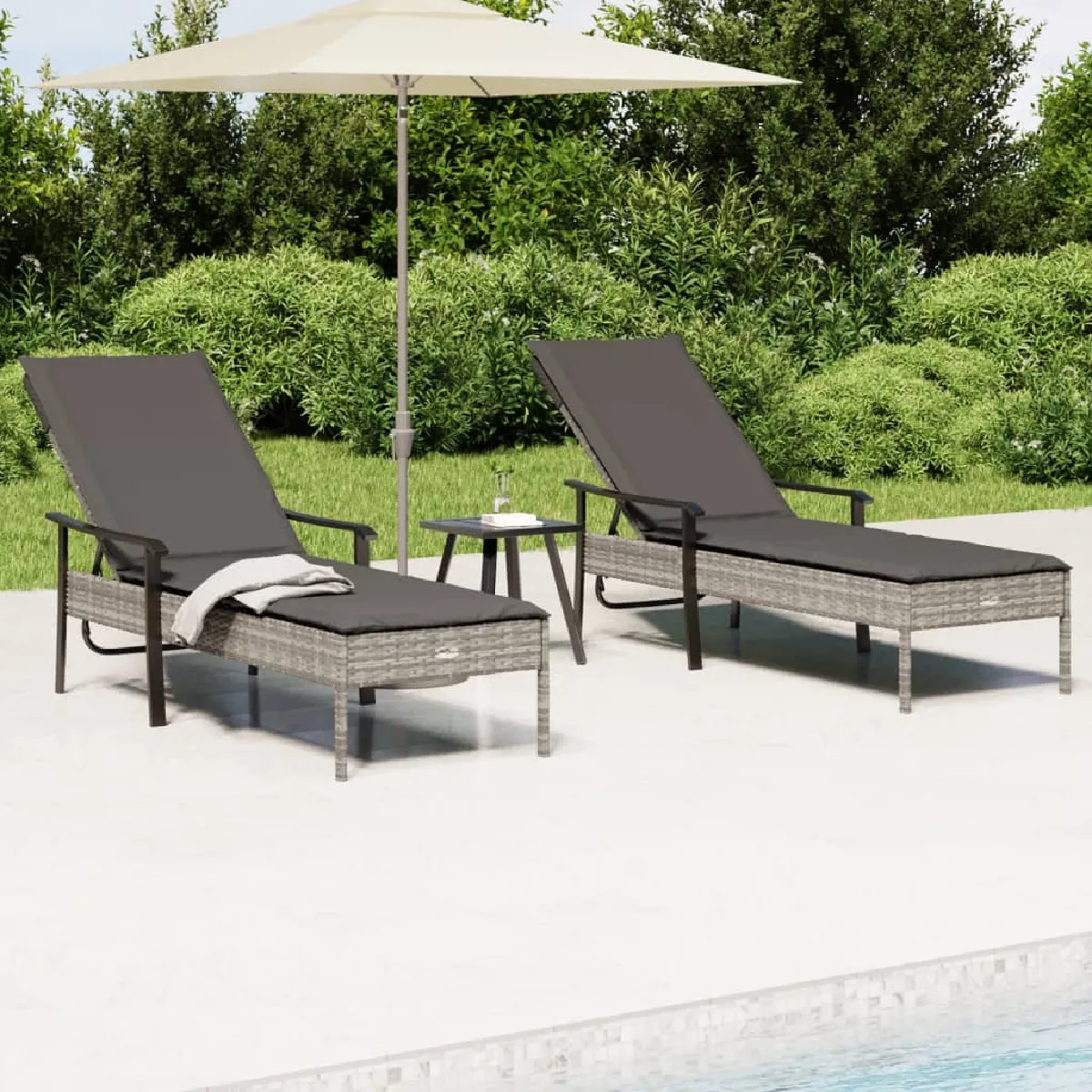 vidaXL Chaises longues 2 pcs avec table et coussins - Poly rotin gris