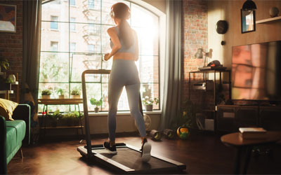 femme qui court sur un tapis de course