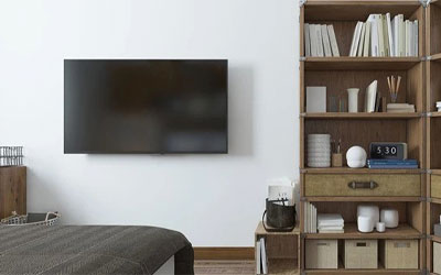 téléviseur fixé au mur