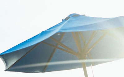 parasol ouvert avec soleil