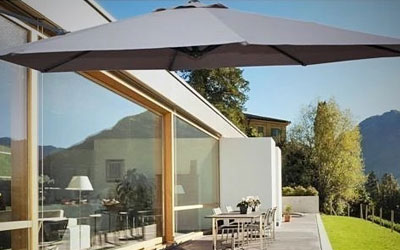 parasol déporté sur une terrasse de maison