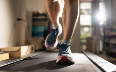 pieds sur un tapis de course