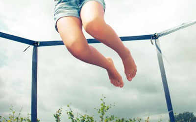 saut sur trampoline