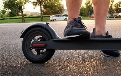 pied sur une trottinette électrique