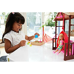 Barbie chelsea Doll et Tiki Hut Playset avec poupAe blonde de 15,2 cm, cabane avec balanAoire, hamac, sable moulable, 4 moules et 4 piAces de narration, cadeau pour les enfants de 3 A 7 ans Amazon Exclusive]