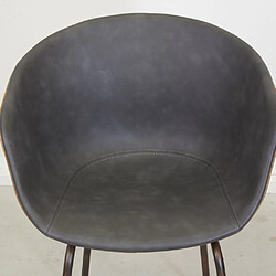 Avis Aubry Gaspard Fauteuil en polyuréthane camel et gris.