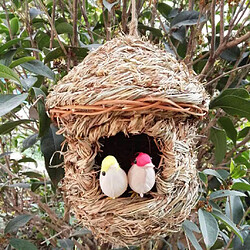 Nid d'oiseau de paille tissée à la main