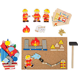 Small Foot Jeu de marteau "Pompiers" en bois avec tableau de liège avec motifs de pompiers pour marteler