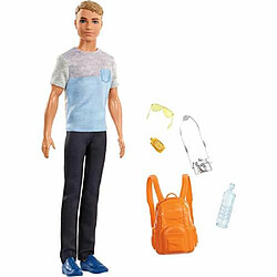 PoupAe Barbie Travel Ken, blonde foncAe, avec 5 accessoires dont un appareil photo et un sac A dos, pour les enfants de 3 A 7 ans ExclusivitA Amazon]