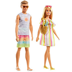 Barbie et Ken coffret voiture décapotable, piscine avec toboggan, 2 poupées en maillot de bain, tenues et accessoires inclus, jouet pour enfant, GJB71