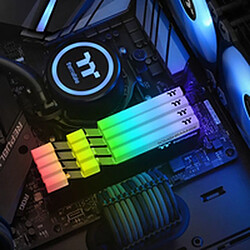 Avis Mémoire RAM THERMALTAKE Toughram RGB CL19 16 GB