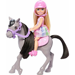 Mattel Barbie Chelsea et son poney Coffret contenant 1 bombe et 1 selle, poupée articulée aux genoux pour « monter » son poney gris, HTK29