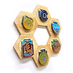 Universal 1pcs détenteur de médaille affichage combinaison alvéolaire bois hexagonal médaille station boxe gratuite pas cher