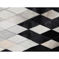 Beliani Tapis en cuir blanc et noir 140 x 200 cm MALDAN pas cher