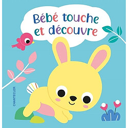 Bébé touche et découvre