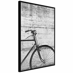 Paris Prix Affiche Murale Encadrée Bicycle Leaning Against the Wall 20 x 30 cm Noir