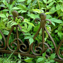 Avis L'Héritier Du Temps Bordure de Jardin Bordurette Grille Victorienne Motif Volutes en Fonte Patinée Marron Rouille 1,5x30x39cm