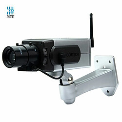 Riff RF-DM1 CCTV IR Fausse caméra de sécurité extérieure avec détection de mouvement et inclinaison mobile 3x pile AA Argent