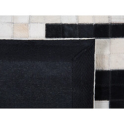 Beliani Tapis noir et crème en peau de vache 80 x 150 cm BOLU pas cher