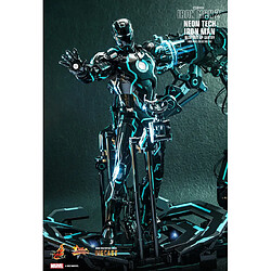 Hot Toys MMS672D50 - Marvel Comics - Iron Man 2 - Neon Tech Iron Man & Suit-Up Gantry Deluxe Version pas cher